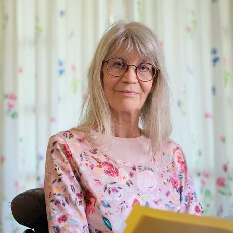 Cornelia Nabel bei der astrologischen Beratung in ihren Räumen in Schorndorf