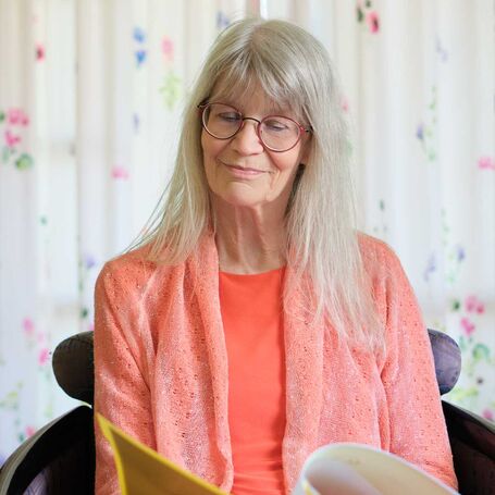 Cornelia Nabel erklärt ein Horoskop in ihrer astrologischen Beratung in Schorndorf