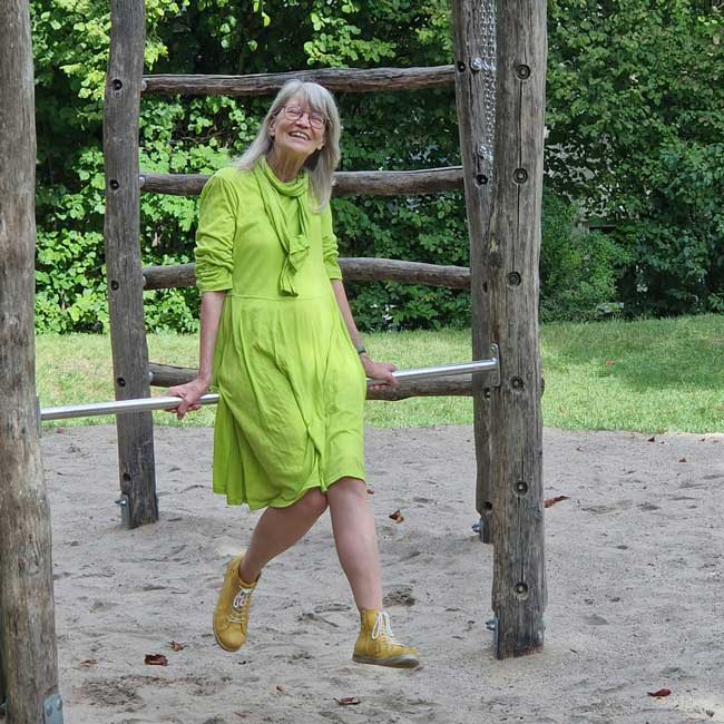 Cornelia Nabel, astrologische Beraterin aus Schorndorf, lachend auf einem Spielplatz